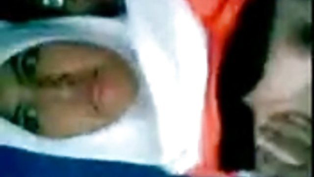 الاغ بزرگ یک خروس سیاه بزرگ در آشپزخانه می خورد. سکسبیمار