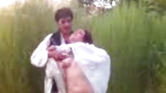 یک مسافر زیبا را در صندلی سک با دکتر عقب ماشین فریب داد.