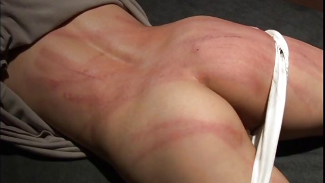 آلیشا نوک پزشکان سکسی سینه اش را لرزاند.