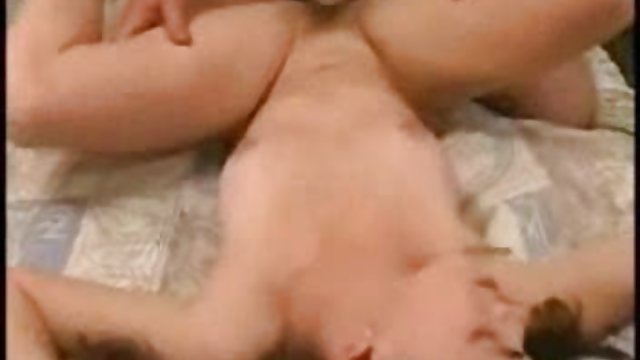 یک دختر خجالتی در حال سکس مریض دکتر آزمایش یک پیرمرد است.