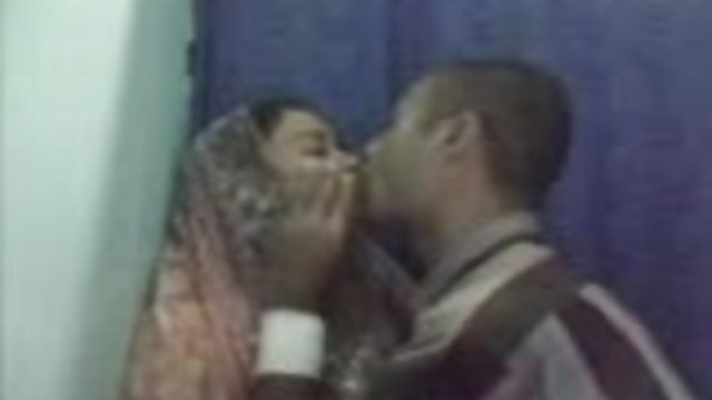 مردی فوریا کلیپ سکسی دکتر زنان قرمز را در مقعد میخورد.